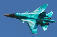 Caza Sukhoi Su-34 en vuelo con estelas de vapor