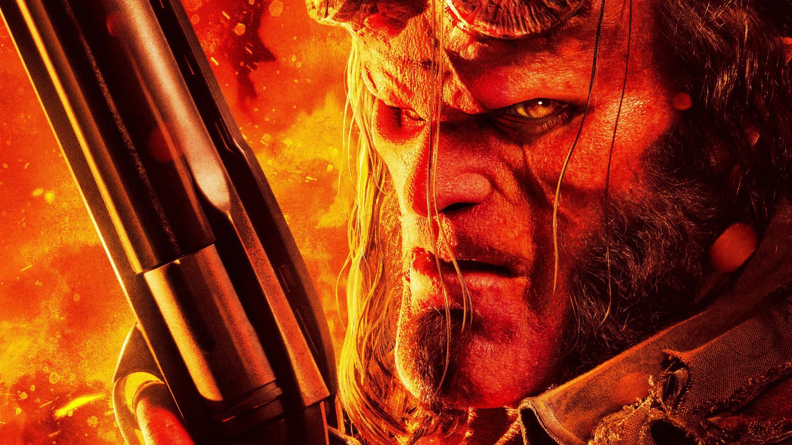 Hellboy con un arma en la mano y llamas de fondo (hellboy, hellboy 2019, película)