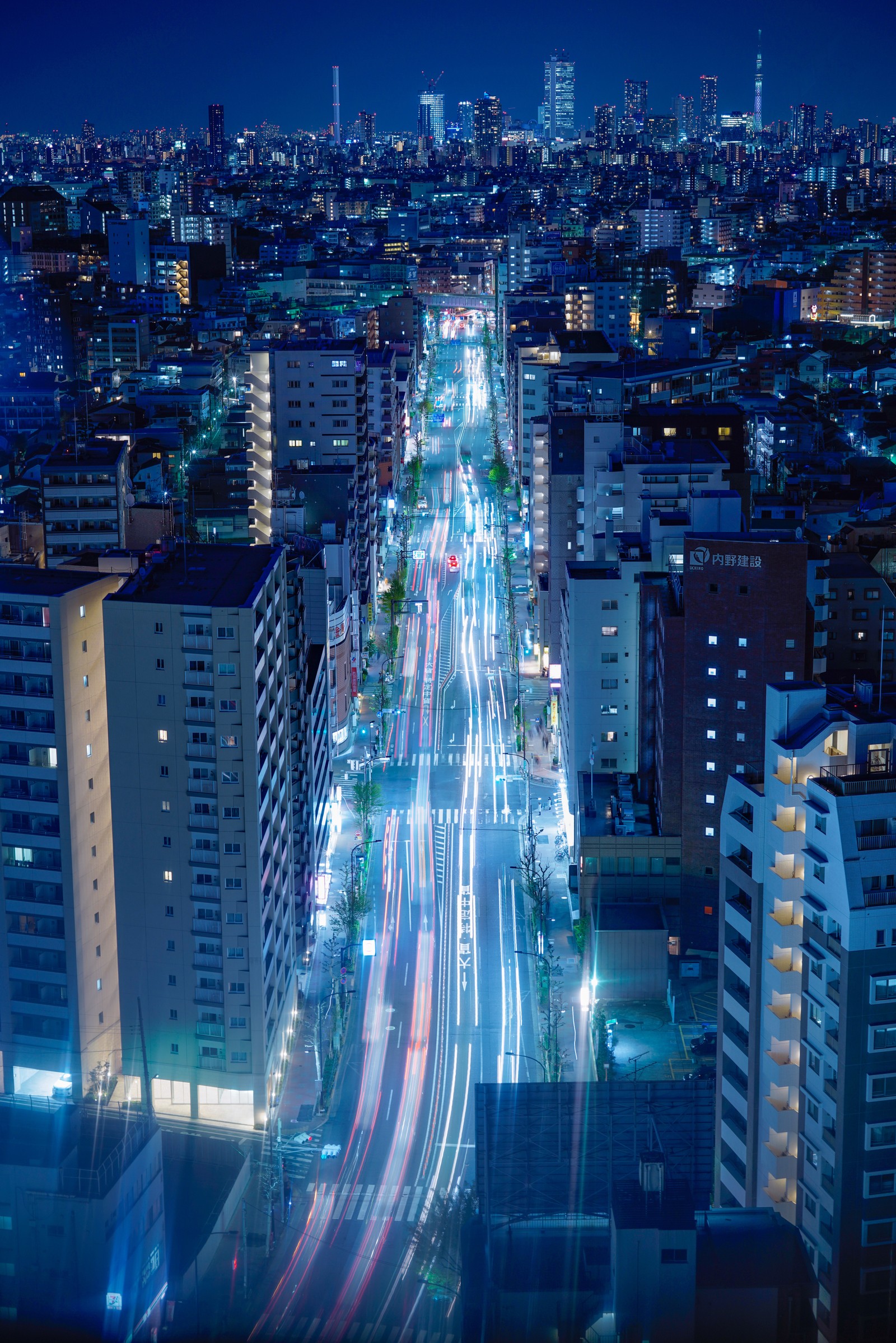 Nachtsicht auf eine stadt mit einer autobahn und vielen hohen gebäuden (stadtbild, stadt, metropole, stadtgebiet, wolkenkratzer)