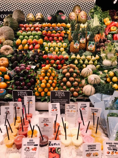 Produits frais colorés et jus naturels dans un marché local