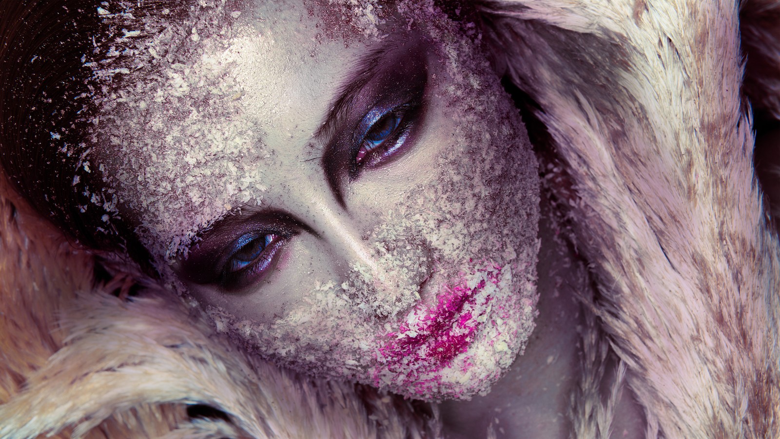 Un gros plan d'une femme au visage couvert de neige (nez, sourcil, œil, cils, violet)