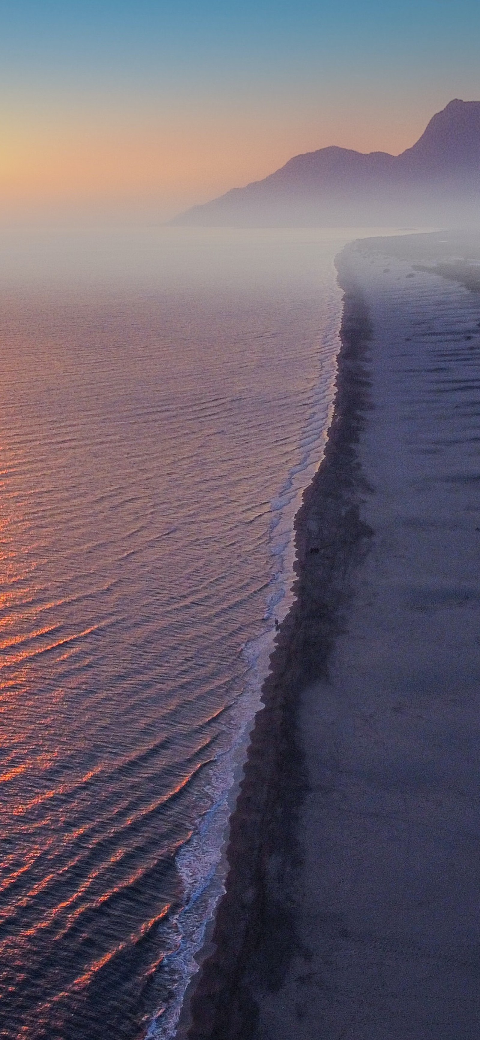 Панорамный вид на пляж с длинной полосой воды (море, текст песни, вода, атмосфера, сумерки)