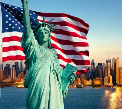 Estatua de la Libertad con bandera americana y el horizonte de la ciudad de Nueva York