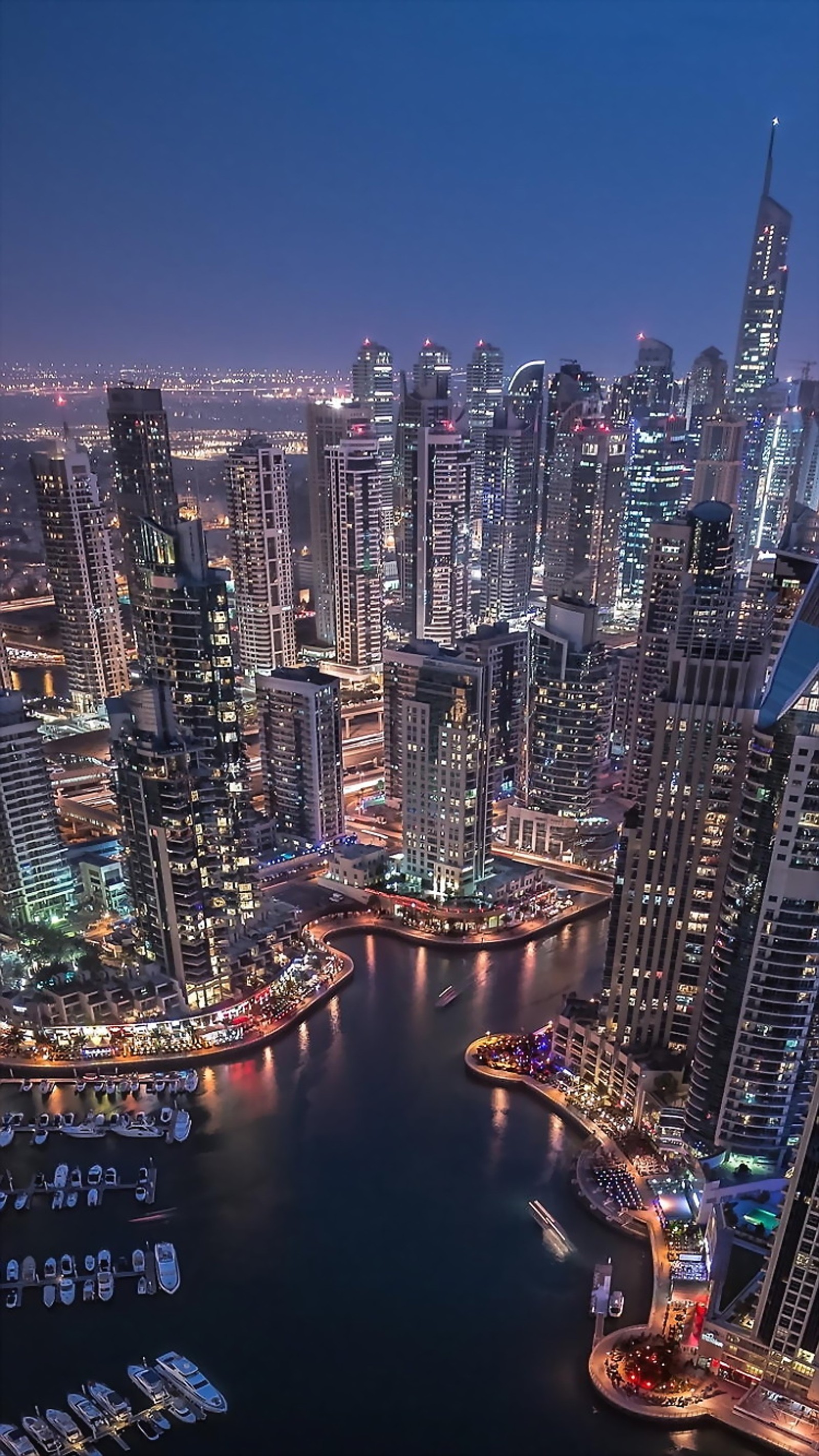 Vista artificial de uma cidade à noite com um rio passando por ela (edifício, cidade, império, imóvel, hd)