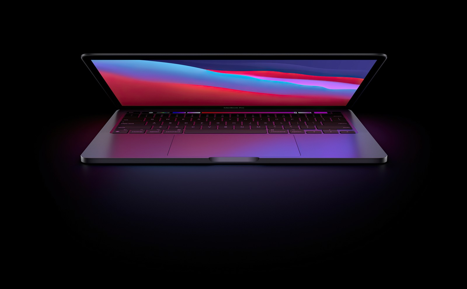 Близкий план ноутбука на черной поверхности (macbook pro, мероприятие apple, 2020, тёмный фон, технология)