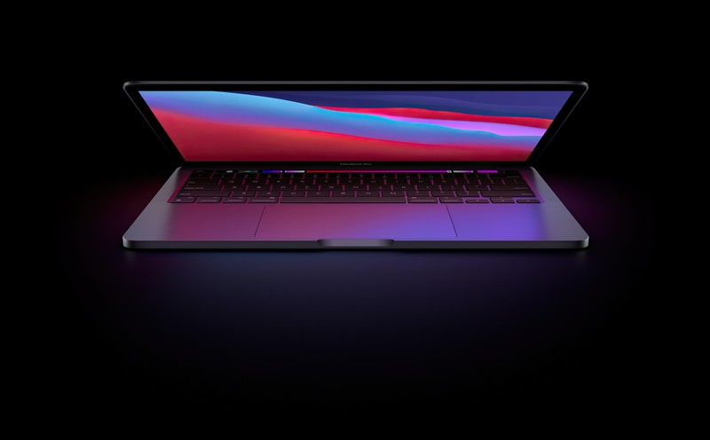 Близкий план ноутбука на черной поверхности (macbook pro, мероприятие apple, 2020, тёмный фон, технология)