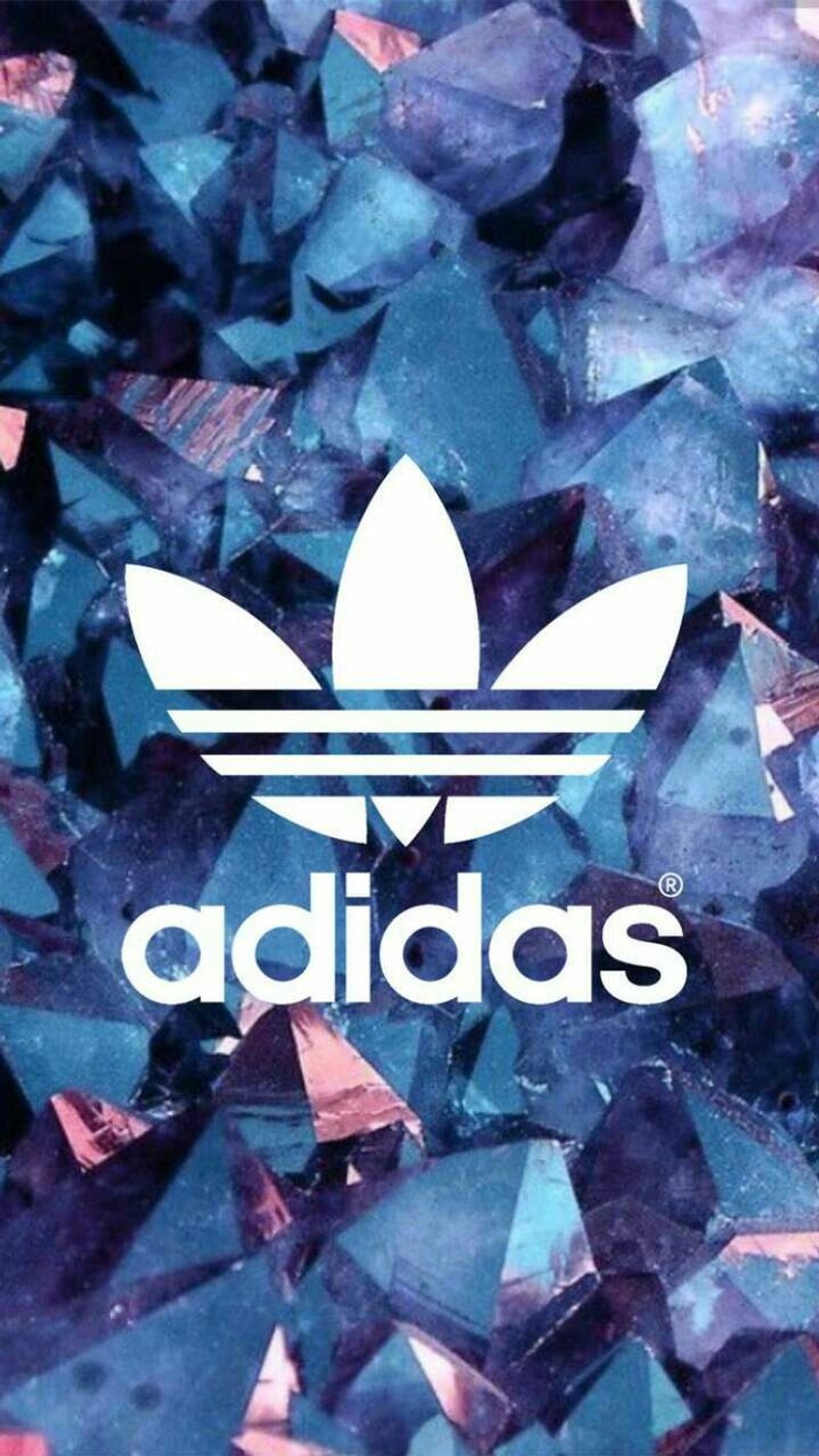 Логотип adidas на куче фиолетовых кристаллов (обои)