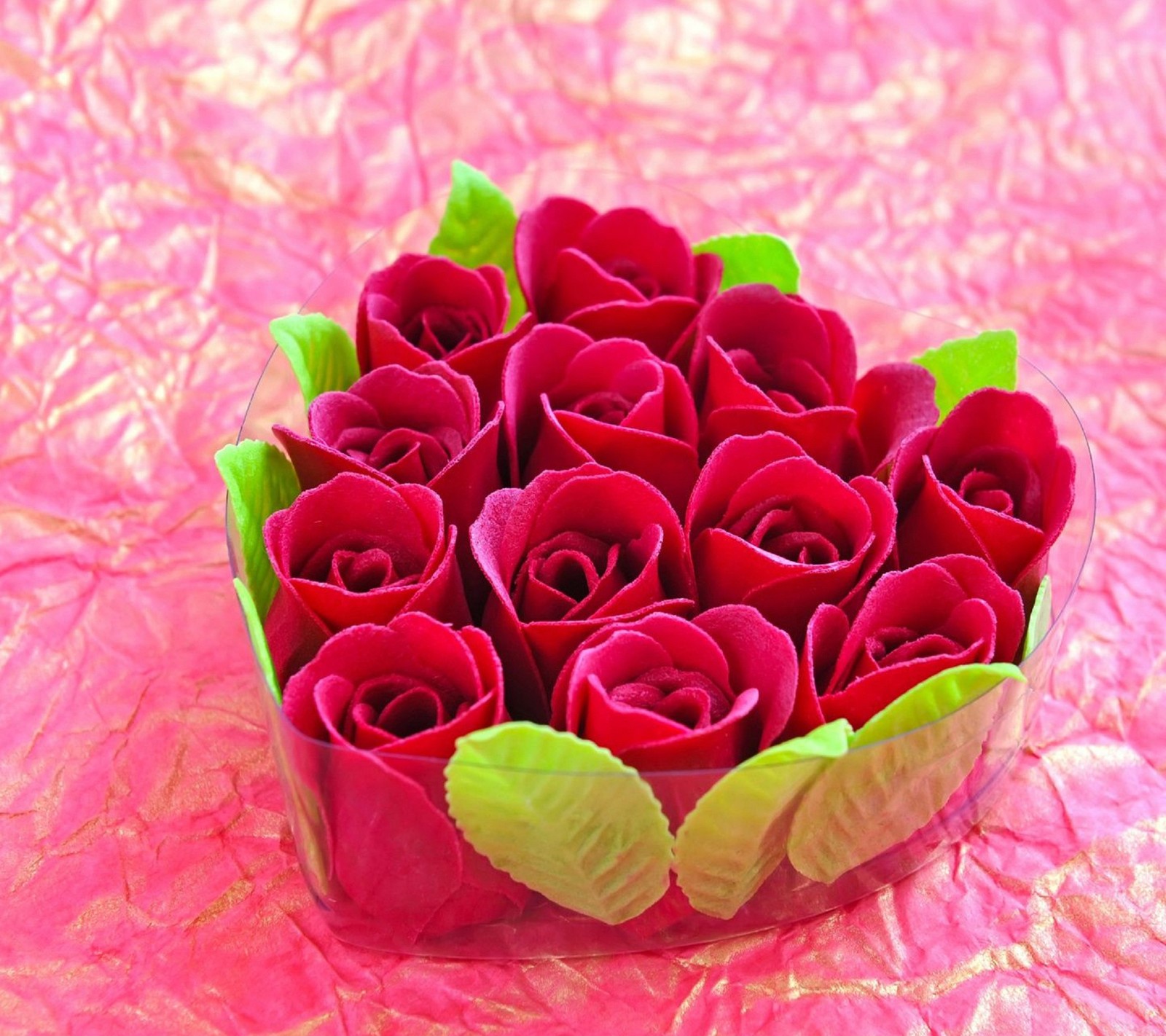 Hay una pequeña caja de vidrio con un ramo de rosas rojas (lindo, corazón, amor, corazón de amor, rosas rojas)