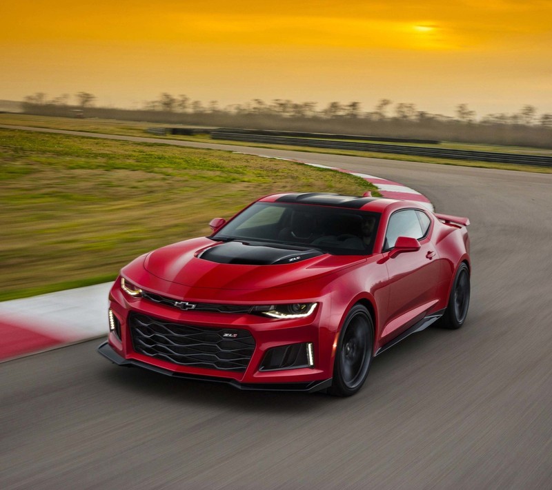 Красный chevrolet camaro едет по треку на закате (camaro, машина, красный)