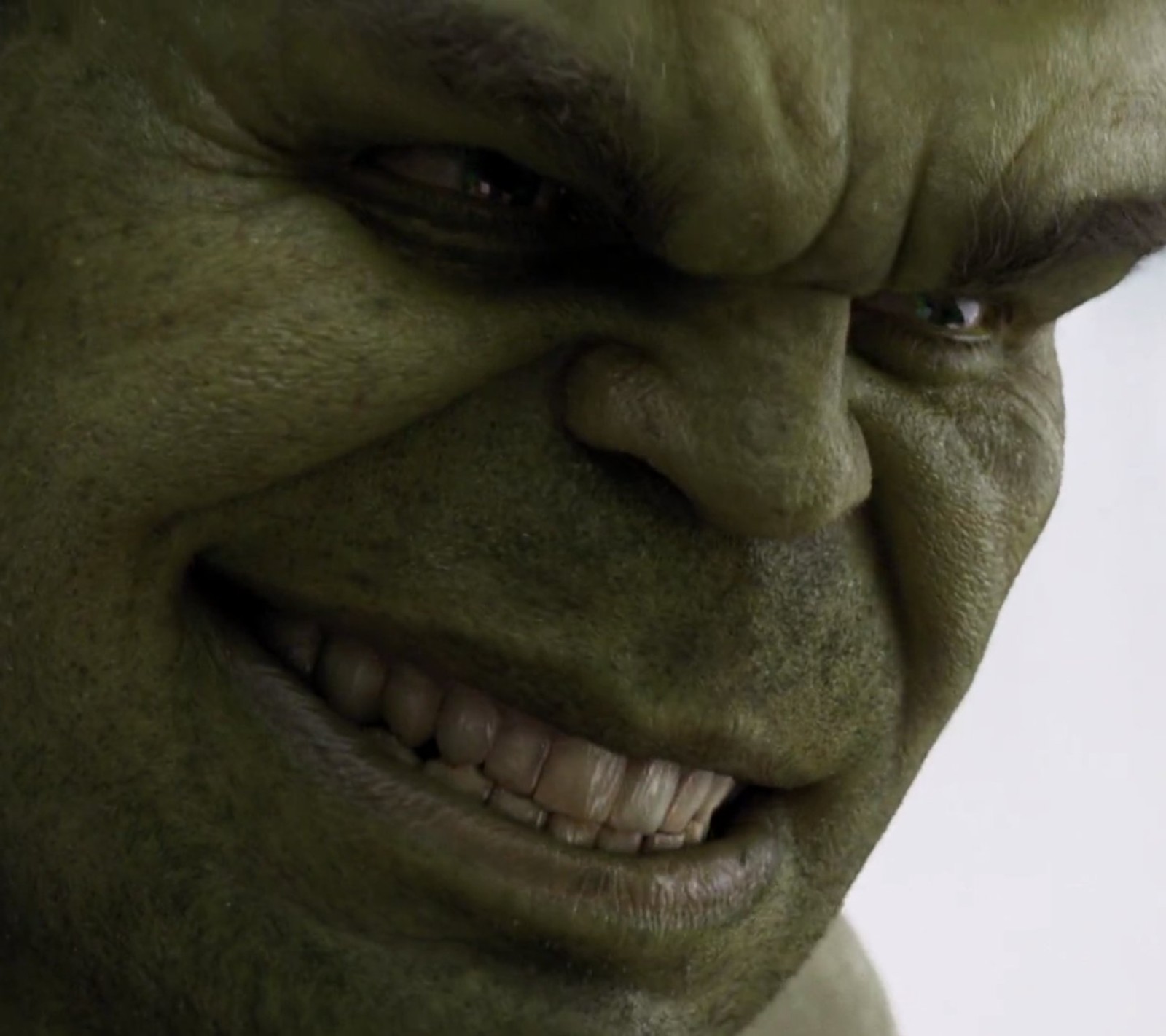 Un gros plan d'un homme avec un visage vert et une dent (avengers, hulk, marvel, sourire)