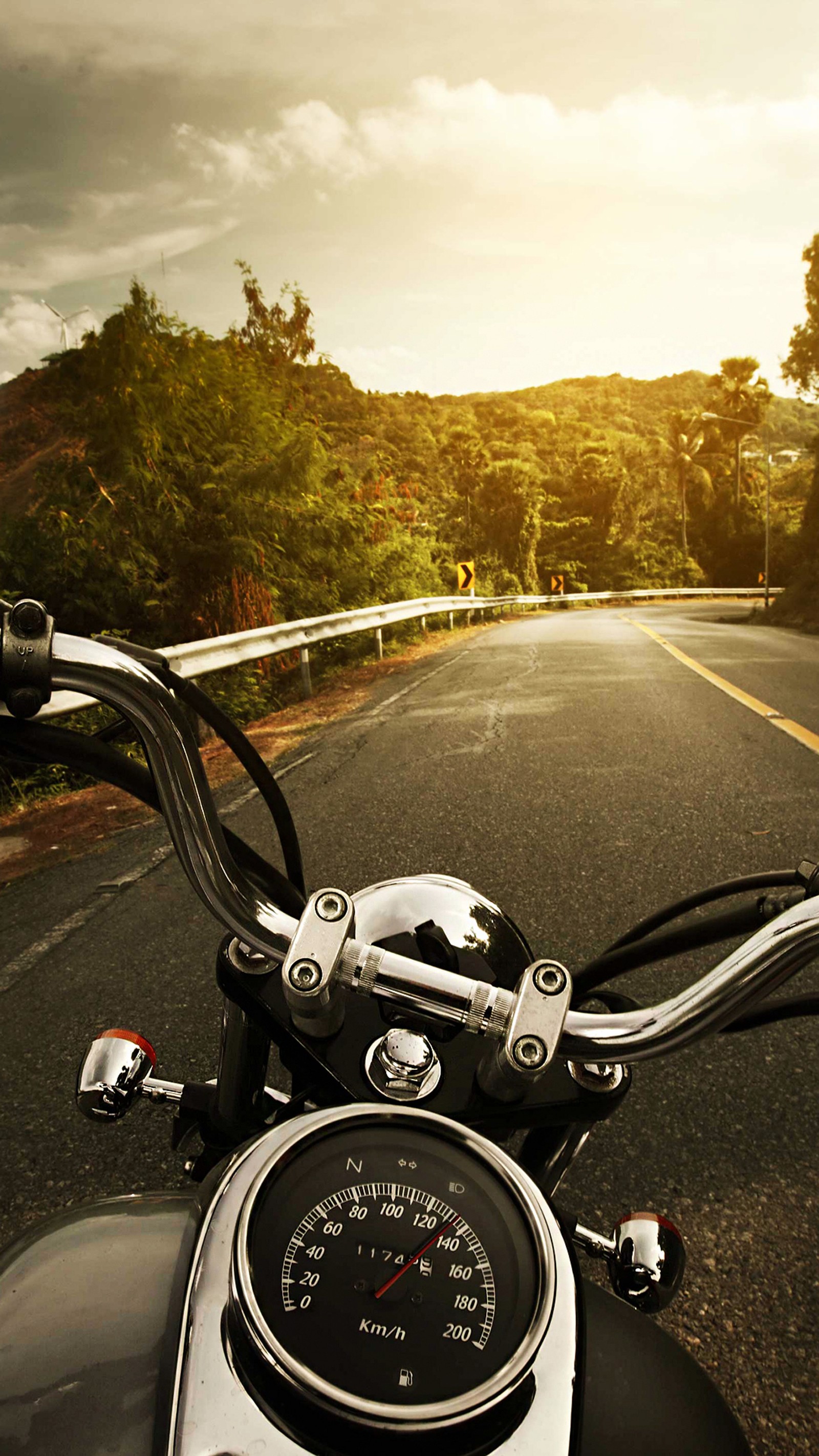 Há uma motocicleta que está andando pela estrada (byke, nuvens, dirigir, natureza, raod)