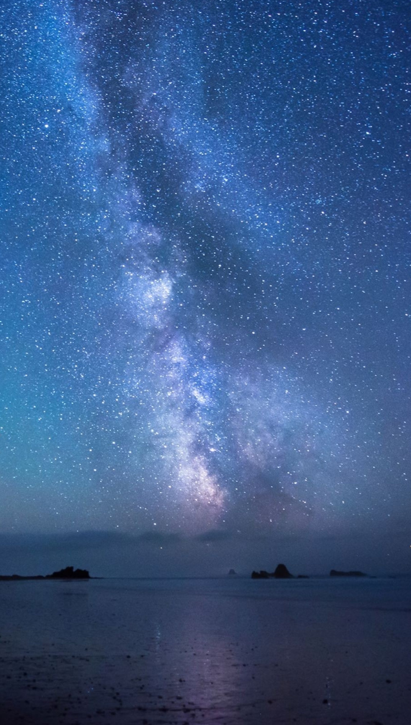 Céu estrelado sobre o oceano com um barco em primeiro plano (céu, estrelas)