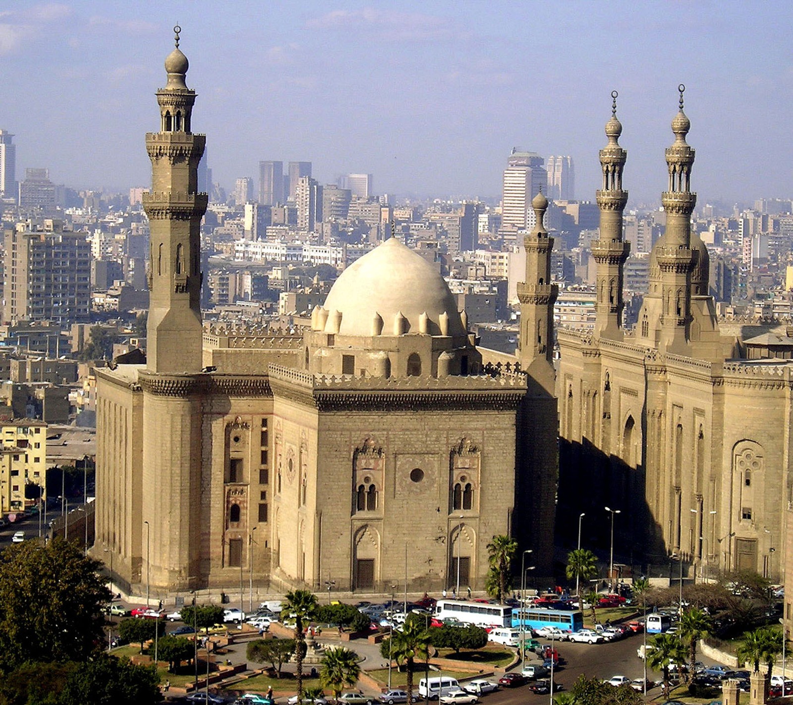 Architektur eines großen gebäudes mit einer kuppel und einem glockenturm (haram, kaaba, masjid, moschee, koran)