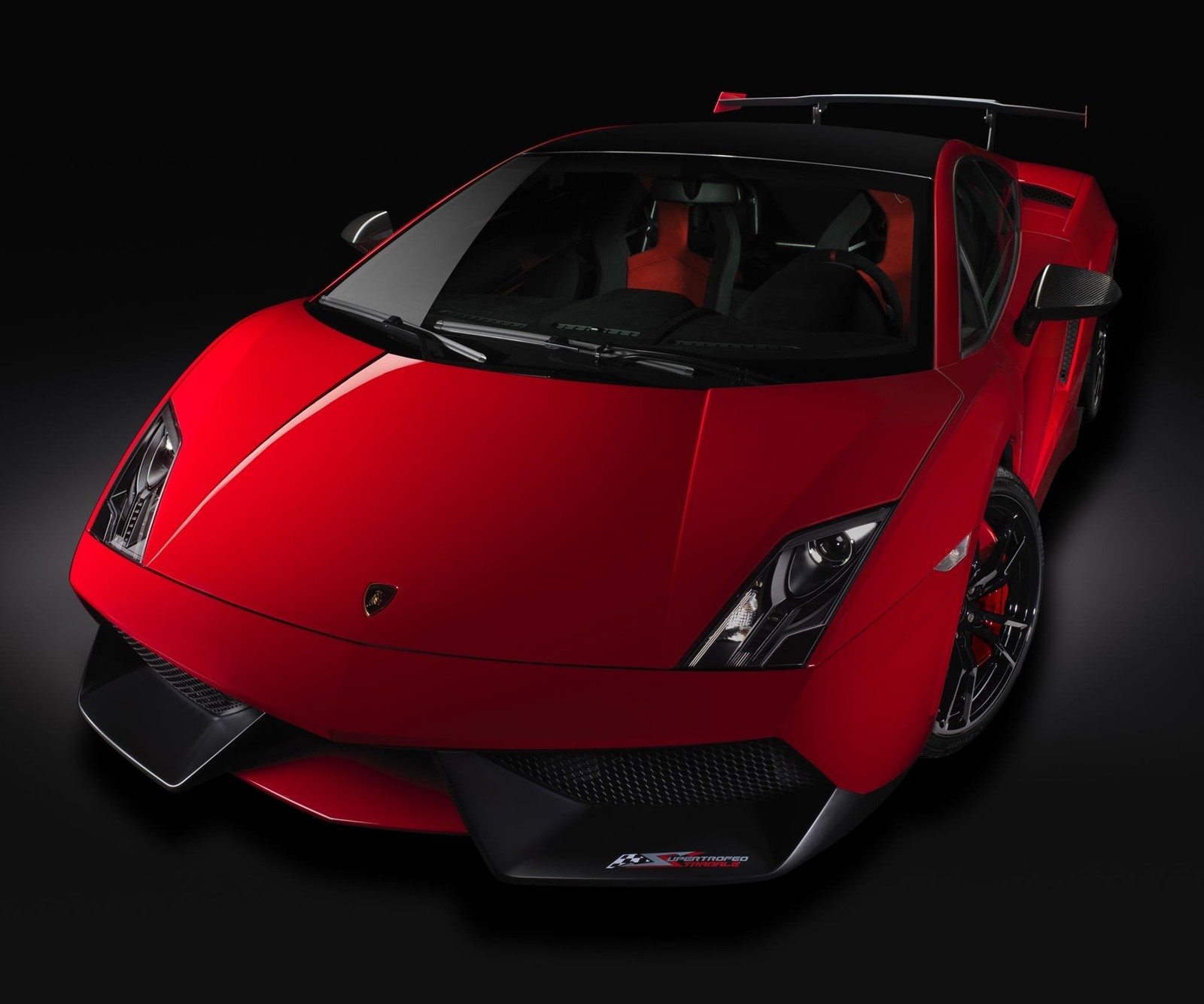 Un gros plan d'une voiture de sport rouge sur un fond noir (voiture, lamborghini, véhicule)