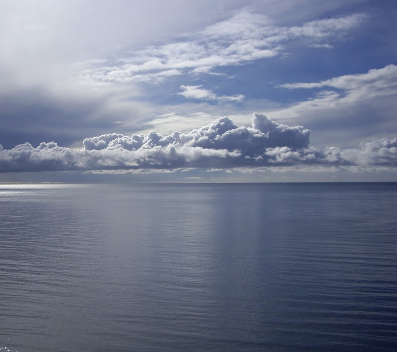 Лодка на воде под облачным небом (синий, облако, море, небо, вода)