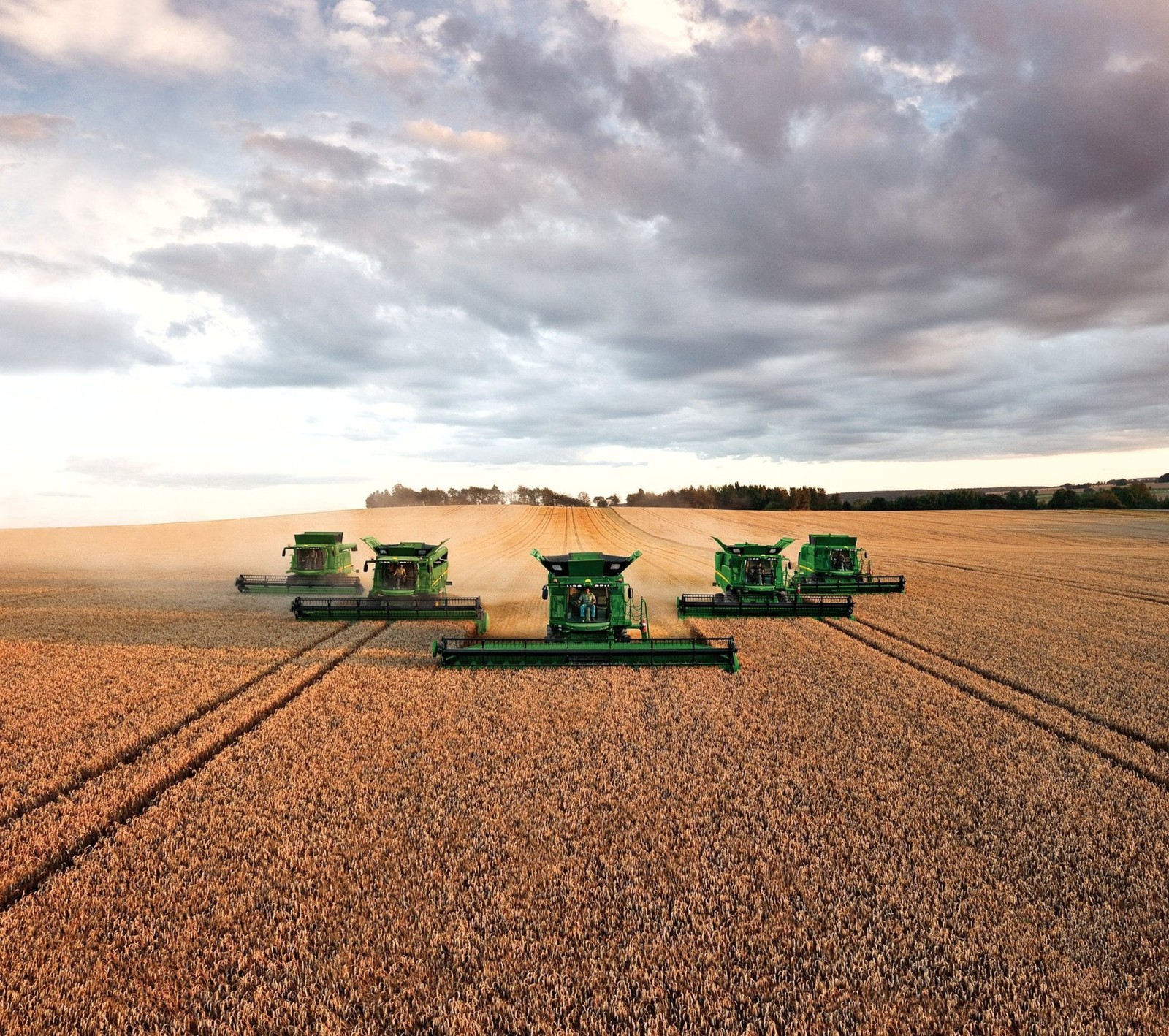 Moissonneuses dans un champ sous un ciel nuageux (agriculture, industriel, john deere, nature)