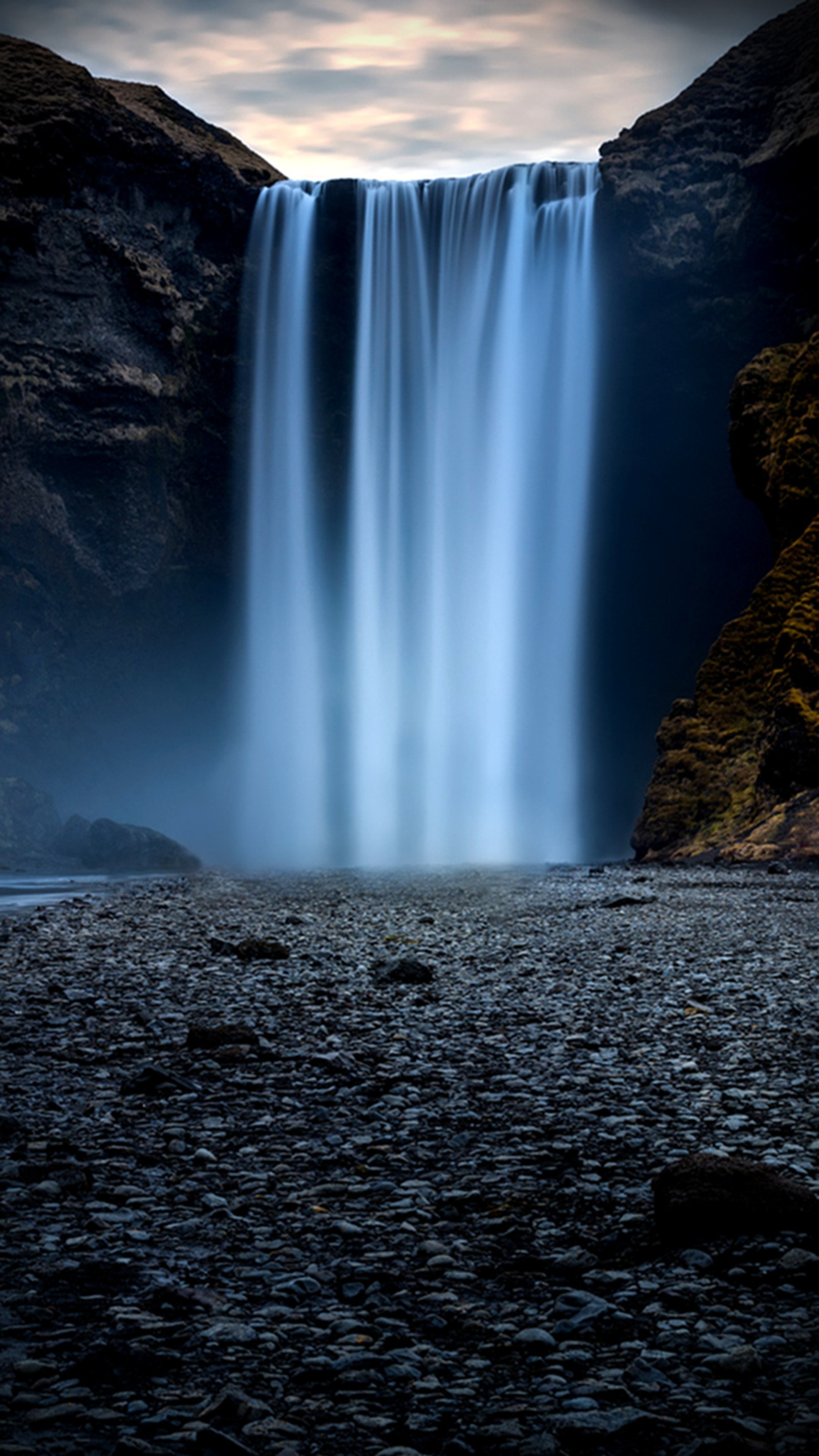 Wasserfall inmitten eines großen gewässers (blau, wasserfall)