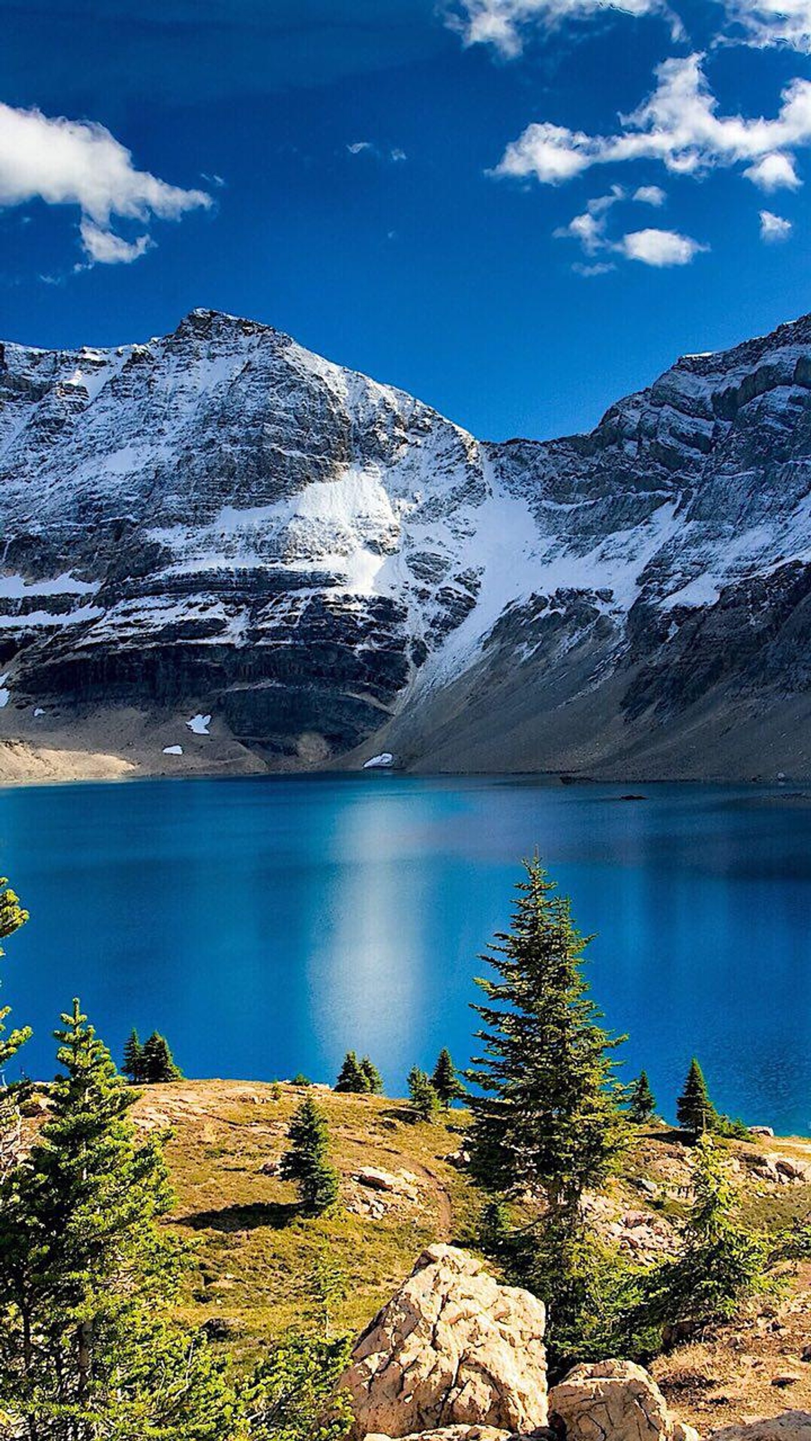 Il y a un grand lac avec une montagne en arrière-plan (focus, ford, lac, montagne, paysage)