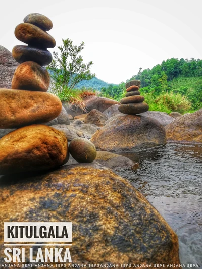 Equilíbrio tranquilo de pedras ao lado do rio em Kitulgala, Sri Lanka