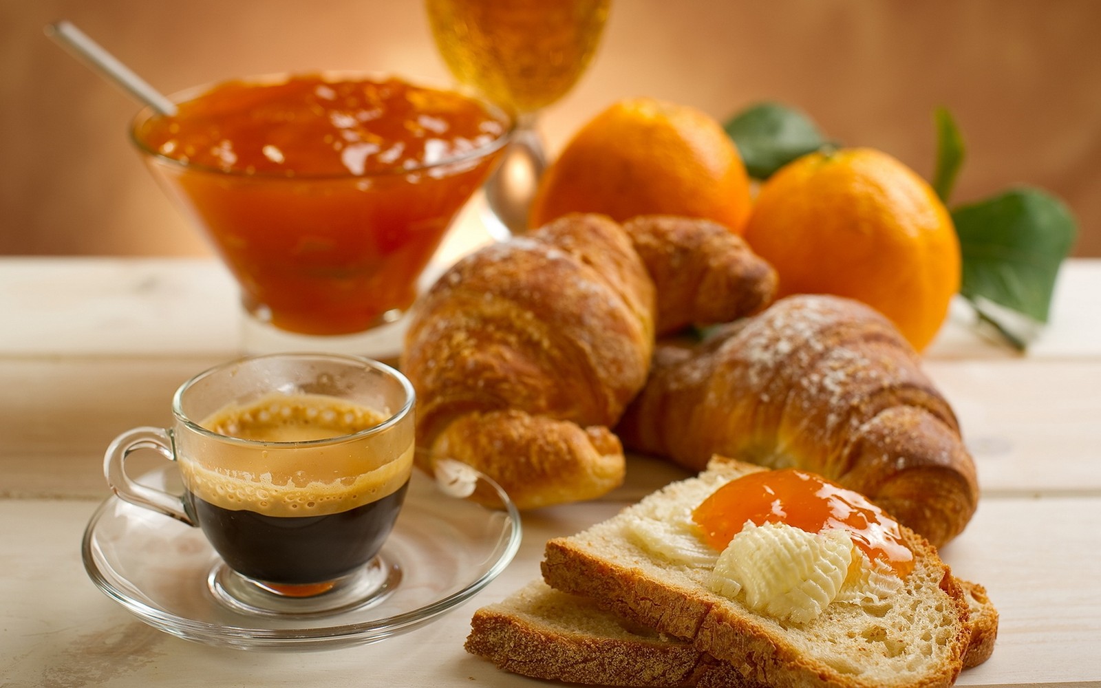 Il y a une assiette de pain et une tasse de café sur une table (petit déjeuner, croissant, petit déjeuner complet, nourriture, brunch)