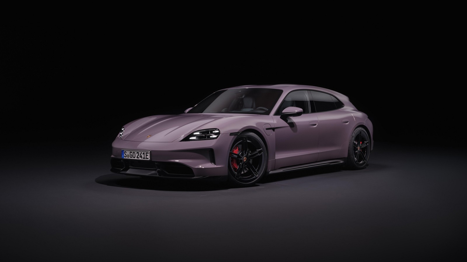 Un porsche taycan púrpura (porsche taycan 4s sport turismo, 2024, fondo oscuro, oscuro negro, coches)