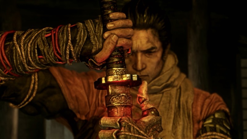 Крупный план человека, держащего меч в темной комнате (sekiro shadows die twice, видеоигра, катана)