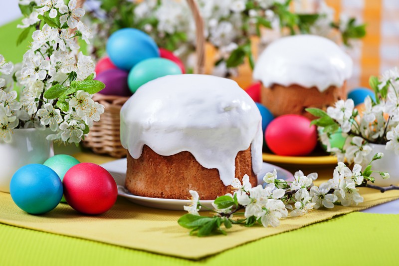 На столе стоит торт с глазурью и яйцами (кулич, kulich, пасха, пасхальное яйцо, еда)