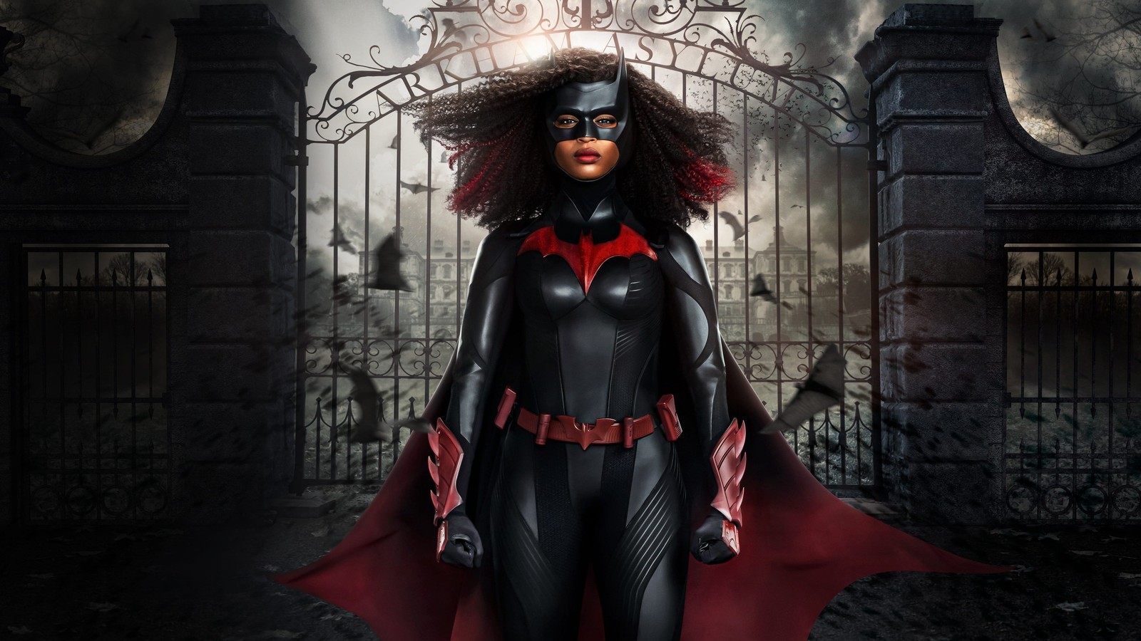 Un gros plan d'une femme dans un costume noir et rouge (batwoman, saison 3, season 3, ryan wilder, javicia leslie)