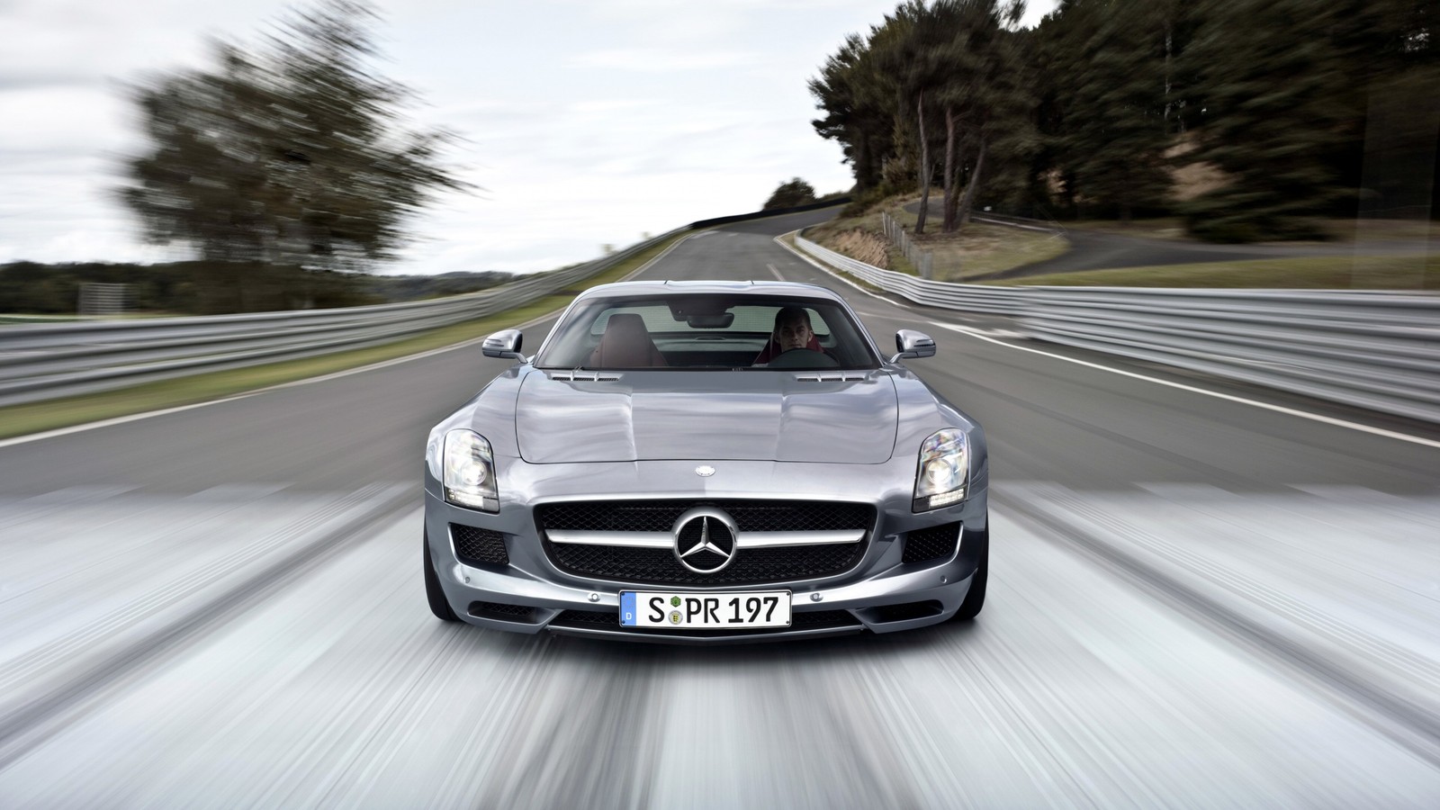 Un gros plan d'une voiture de sport mercedes argentée roulant sur une route (mercedes benz sls amg, voiture, voiture de sport, mercedes benz sl class, salon international de lautomobile en allemagne)