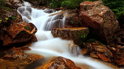 Cascata serena caindo sobre uma paisagem rochosa