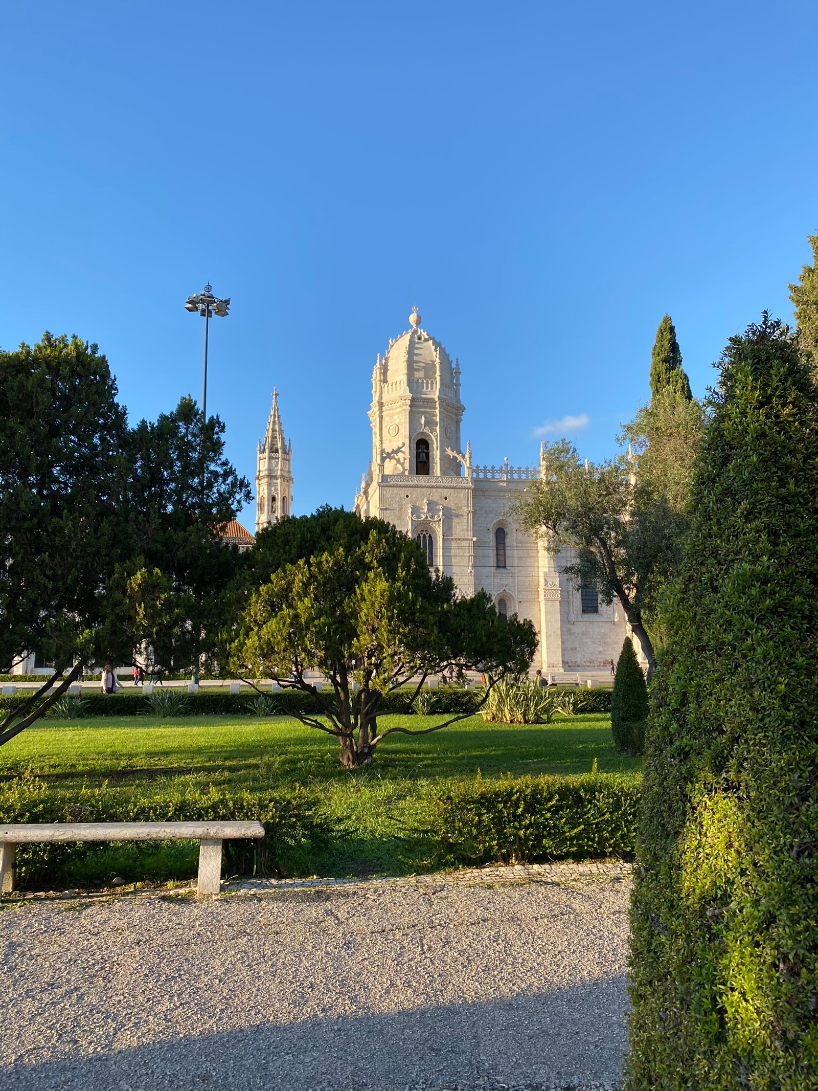 Vue aérienne d'une église avec un banc devant (plan deau, nature, végétation, bleu, architecture)