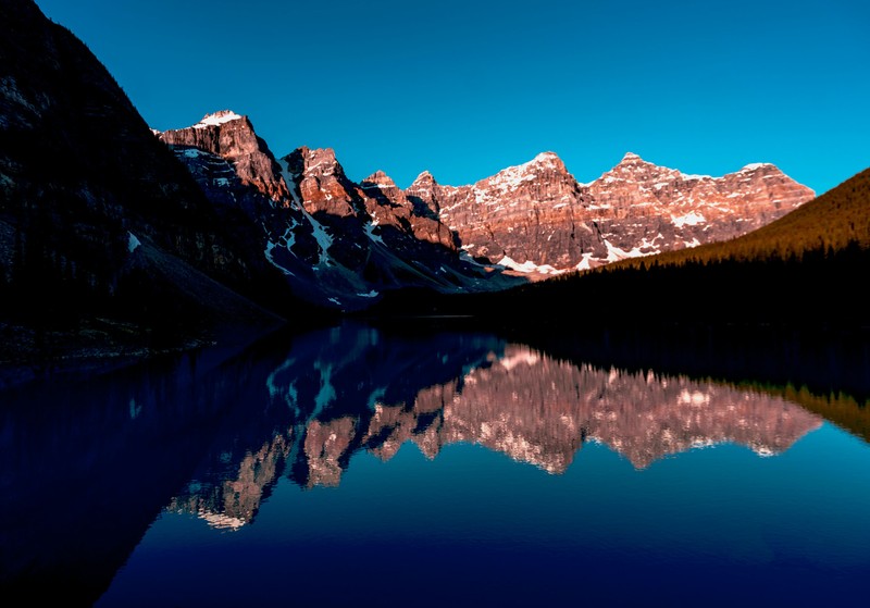 Горы отражаются в озере с ясным небом (скалистые горы, банф, banff, канада, синее небо)