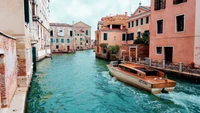 Malerischer venezianischer Kanal mit Wassertaxi zwischen historischen Fassaden