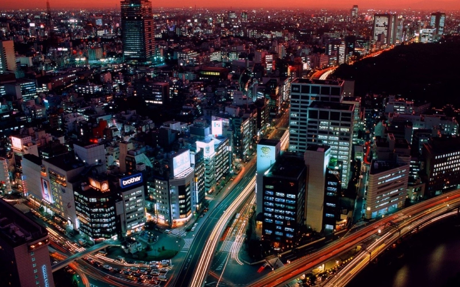 Uma vista aérea de uma cidade à noite com uma ponte e um rio (tóquio, tokyo, paisagem urbana, cidade, metrópole)