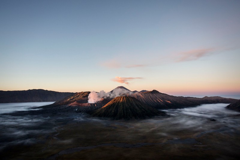 Вид на гору с облаками внизу. (гора бромо, mount bromo, вулкан, море, горизонт)