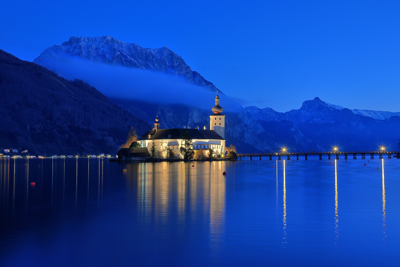 Vista aérea de una iglesia en una pequeña isla en medio de un lago (hallstatt, naturaleza, reflexión, hito, cordillera)