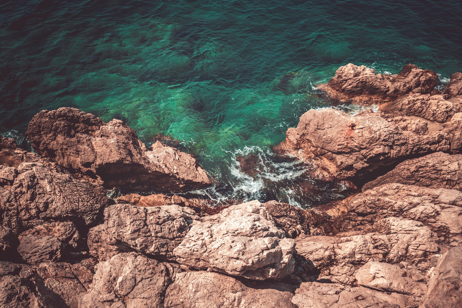 Uma vista de uma praia rochosa com um corpo de água (geologia, klippe, turquesa, azul celeste, promontório)