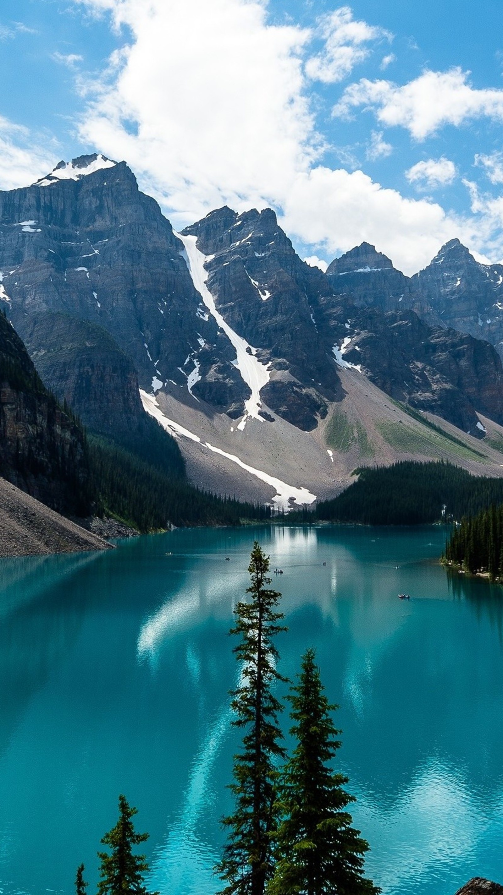 Il y a un lac avec une montagne en arrière-plan (lac, paysage, montagnes, arbres)