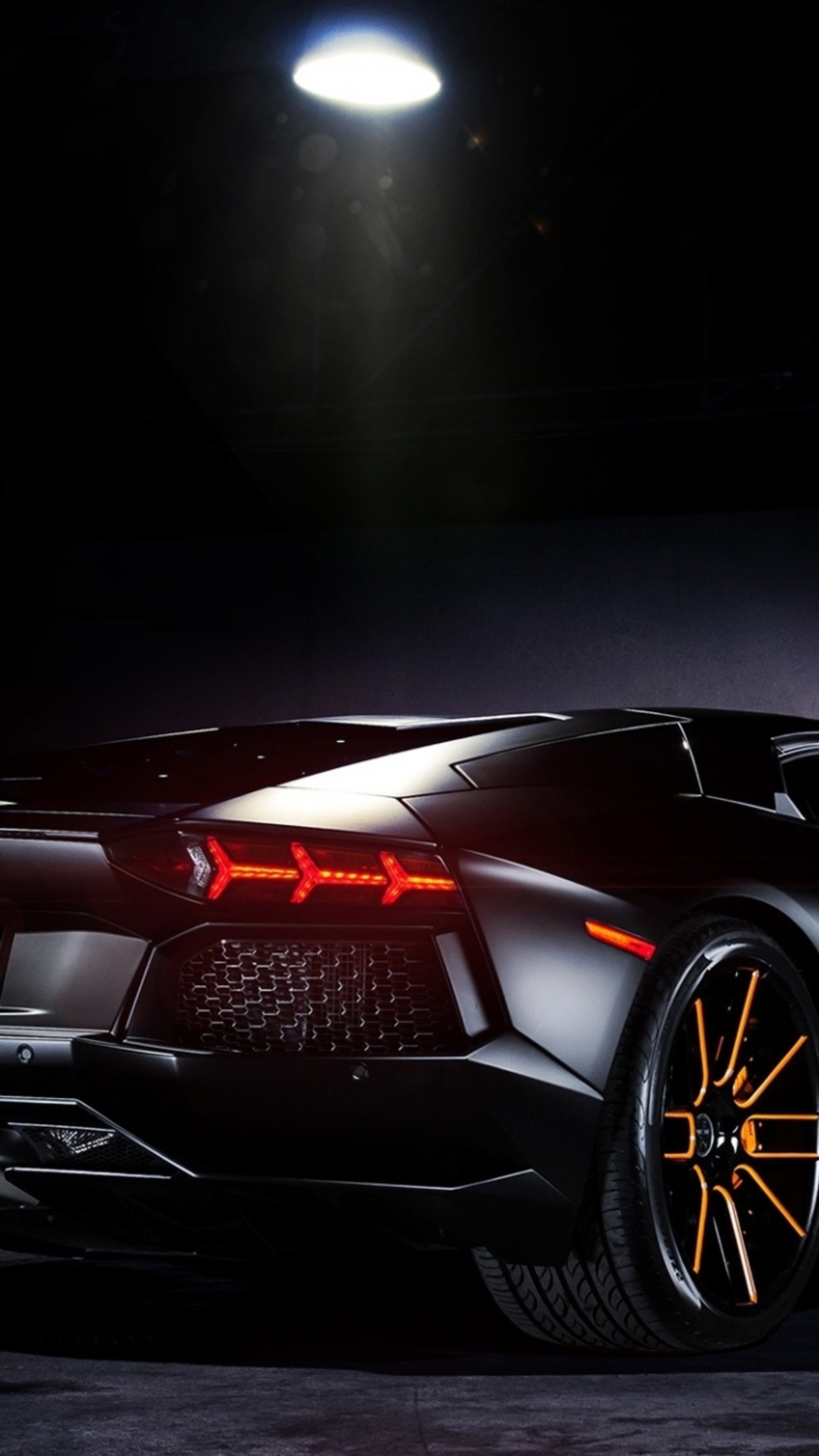 Um close-up de um carro esportivo preto com uma luz brilhante sobre ele (preto, lamborghini, lp700 4)