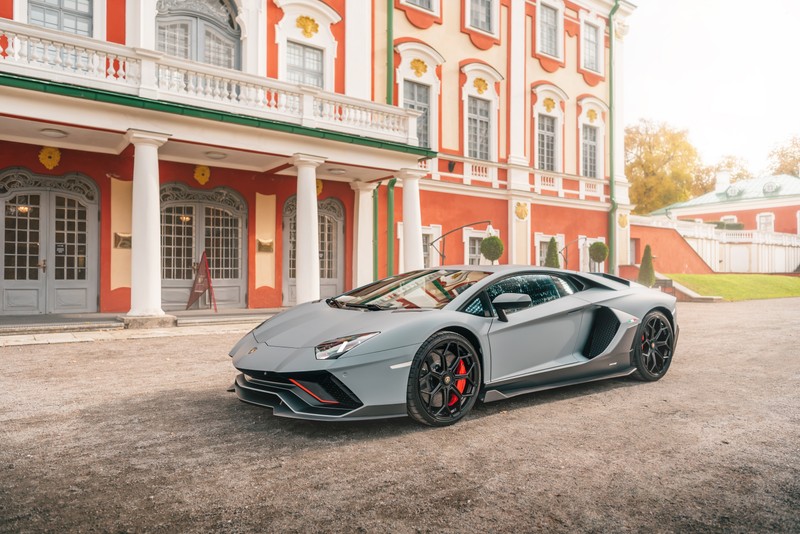 Серебристая машина lamborghini, припаркованная перед зданием. (ламборгини авентадор lp 780 4 ультиме, lamborghini aventador lp 780 4 ultimae, 2021, 5k, машины)