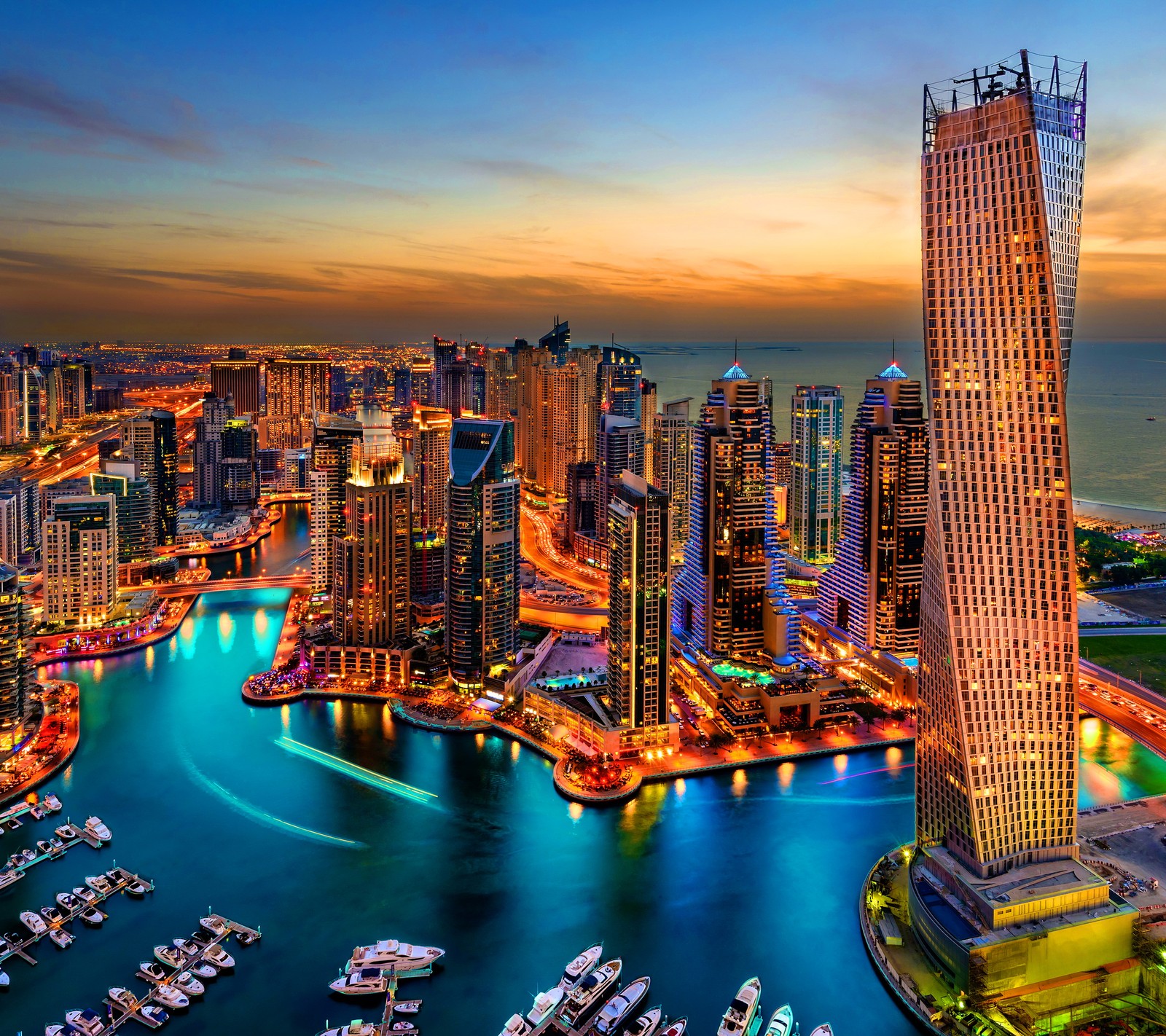 Vue d'une ville avec beaucoup de bateaux dans l'eau (ville, dubaï, dubai, lumières, port)