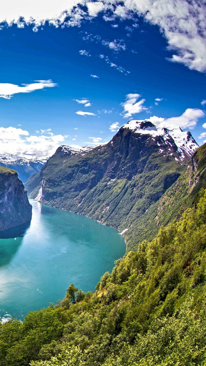 Арабский вид на большое водоем, окруженное горами (фьорд, норвегия, norwegian fjord)