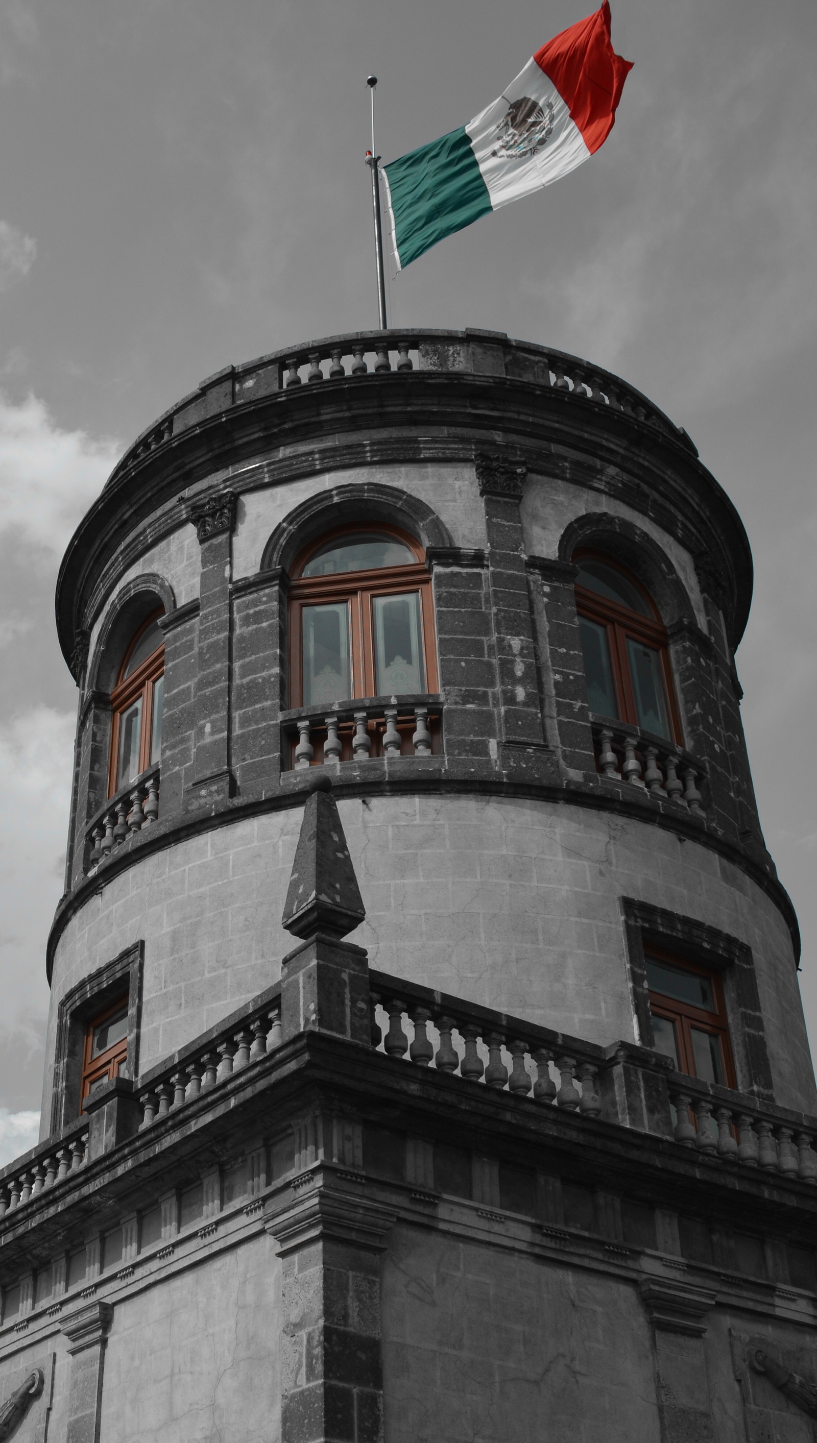 Una bandera ondeando en el techo de un edificio con una torre del reloj (bandera, castillo, colonial, cúpula, méxico)