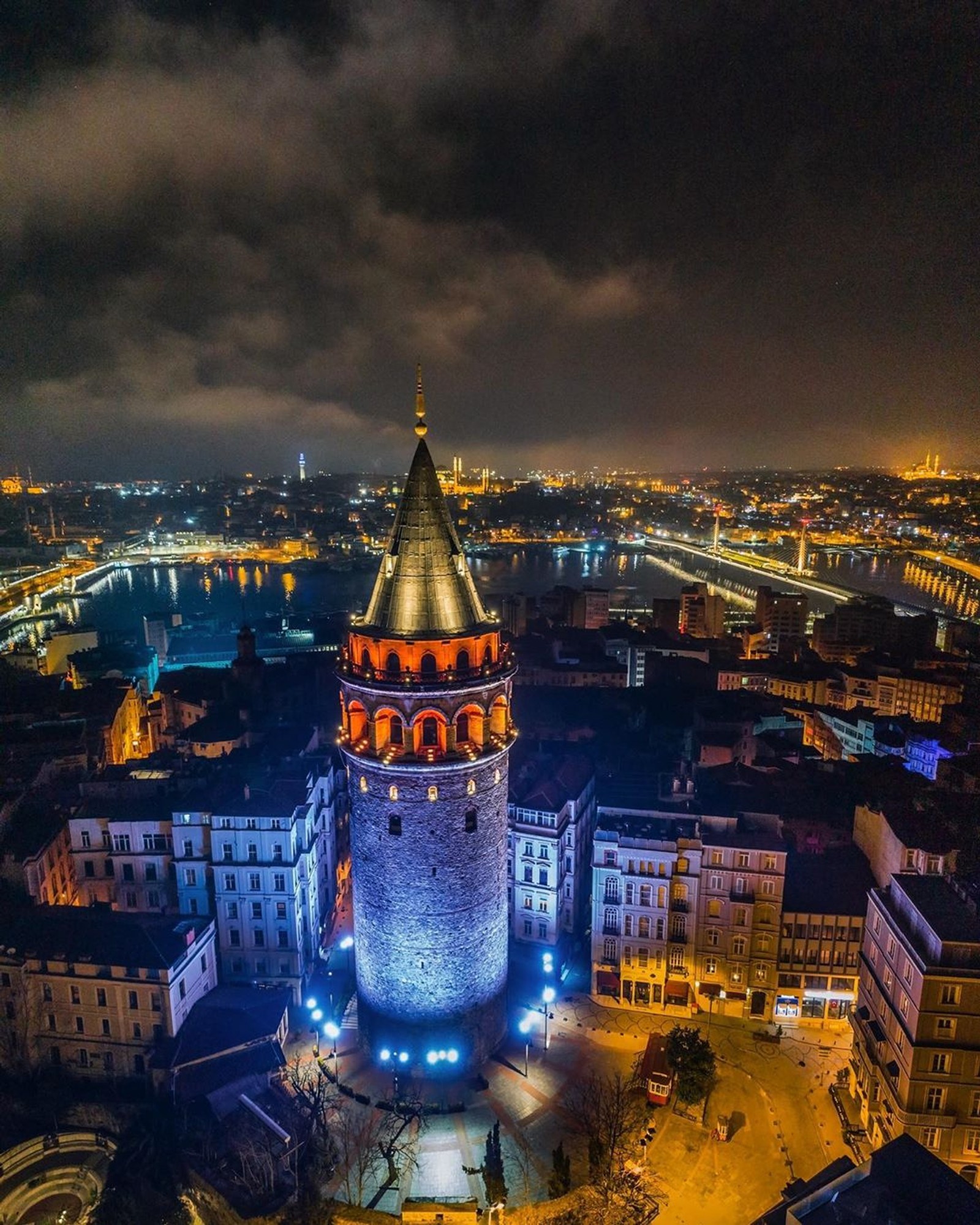 Arabische ansicht einer stadt bei nacht mit einem glockenturm (burg, schlösser, welt)