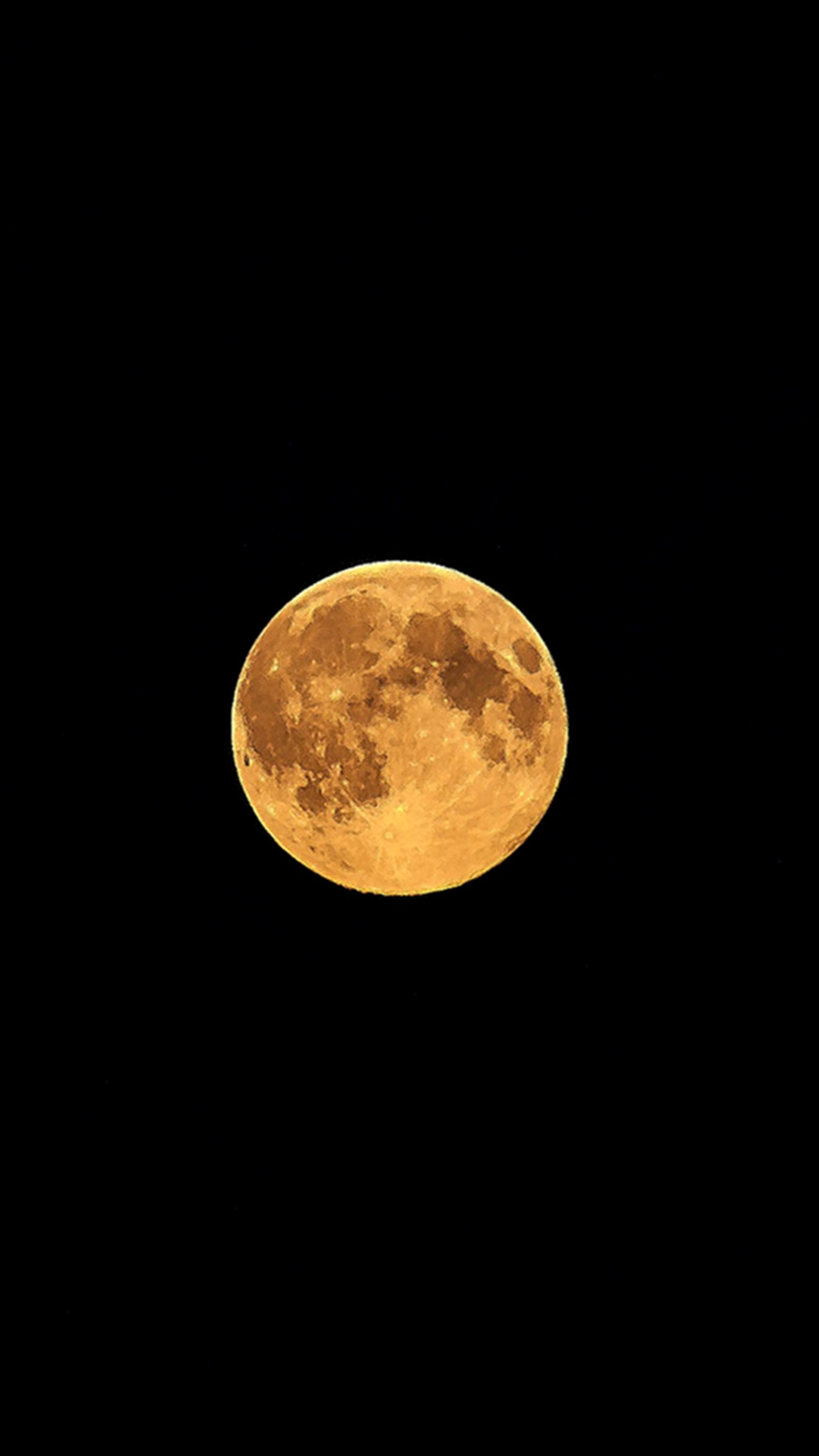 Arabische sicht auf den vollmond am himmel mit einem vorbeifliegenden flugzeug (golden, mondlicht)