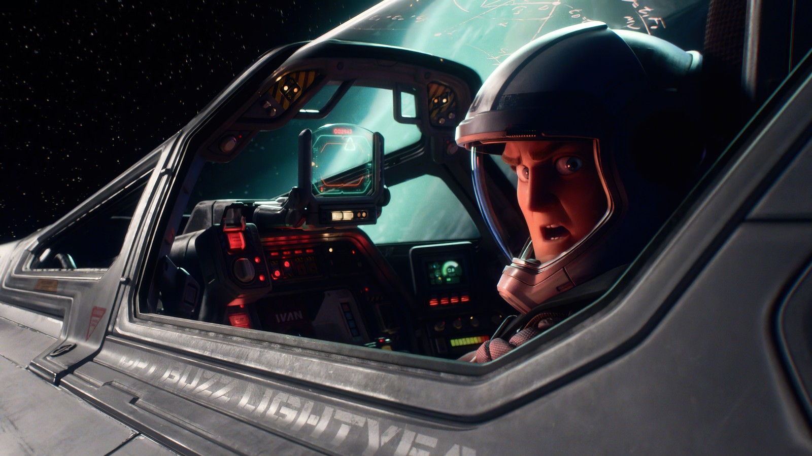 Um close de uma pessoa em um veículo com um capacete (ano luz 2022, filme, buzz lightyear, nave espacial)