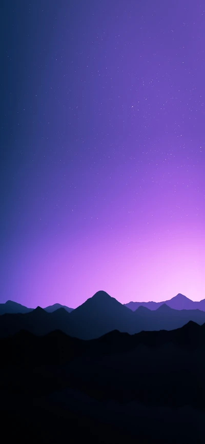 Silhouette de montagne violet à la tombée de la nuit