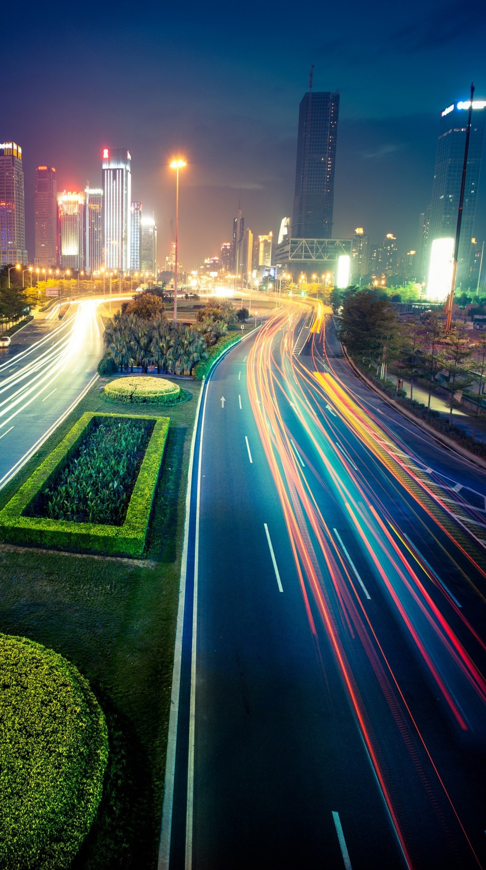 Vista aérea de uma rua da cidade à noite com muito tráfego (carros, luzes da cidade, noite)