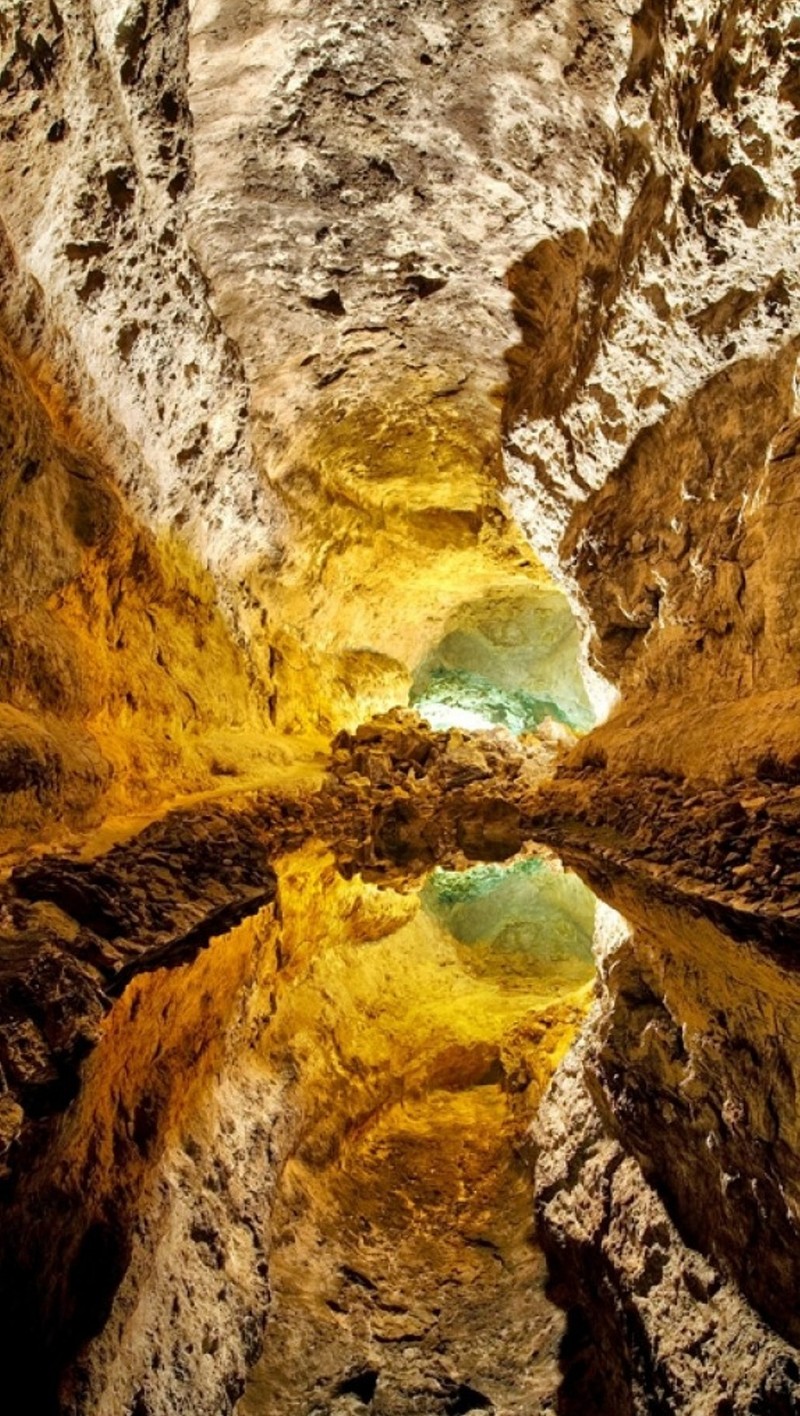 Nahaufnahme einer höhle mit einem spiegel in der mitte (canaria, gold, natur)