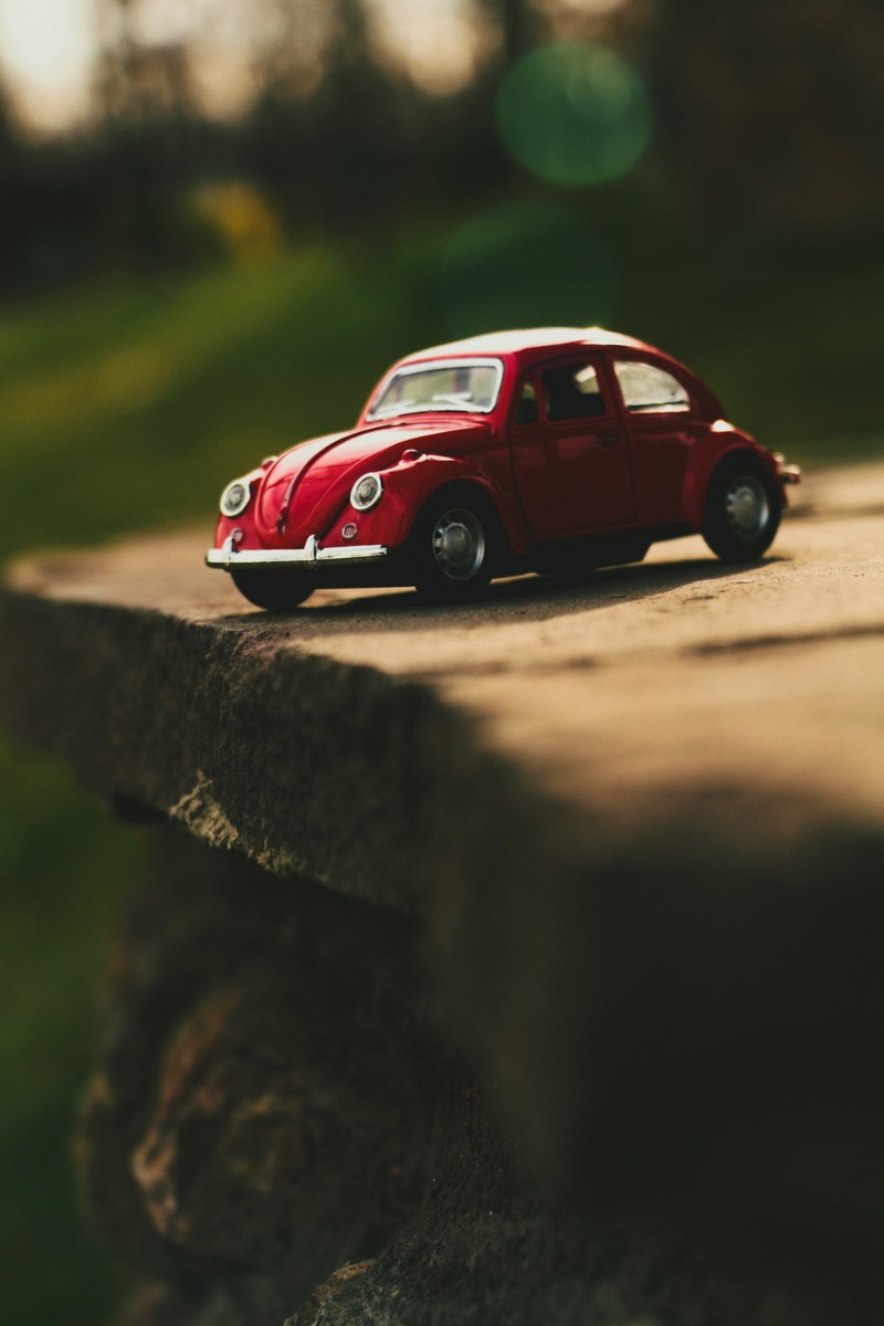 Une voiture jouet est assise sur un bord d'herbe (meilleur, voitures, hd, lancer, muscle)